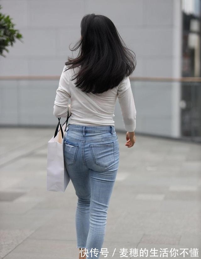 女神 背影女神其实很简单,收腰牛仔裤搭配修身白色T恤就很好看!