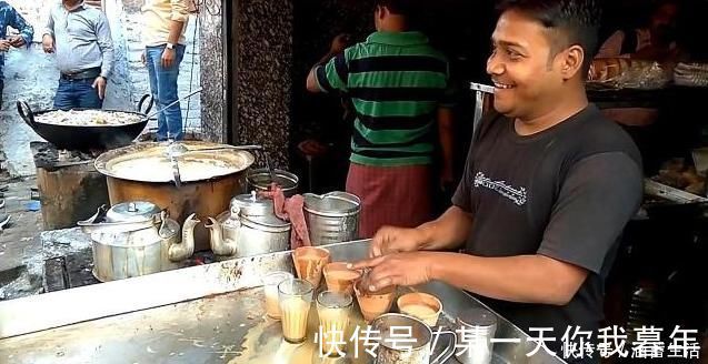 印度|印度大哥卖奶茶，一杯5元1天能卖1000杯，我国小伙你杯子咋洗的