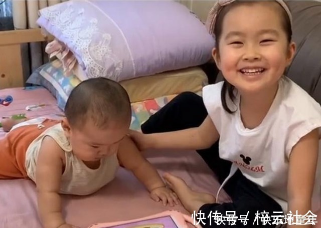 弟弟|姐姐把弟弟“当马骑”,被妈妈发现后表情亮了,网友:打弟要趁早