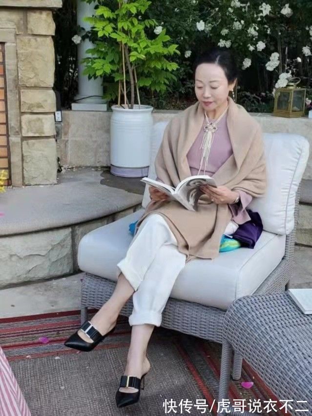 白色系|这位“妈妈辈”好会穿，4个技巧打造优雅气质，美成穿衣典范