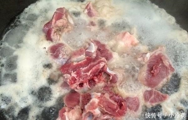 别再用清水煮排骨了,这样煮排骨好吃到爆