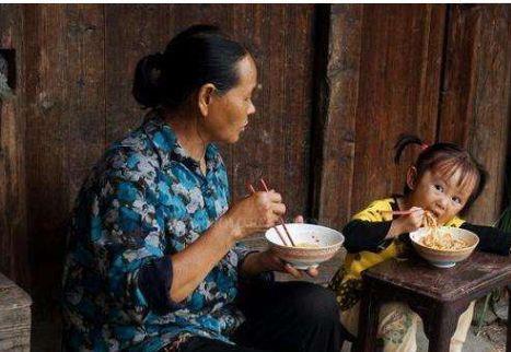 孩子跟老人一起睡好吗？父母们不要怕吃苦，自己带孩子其实更好