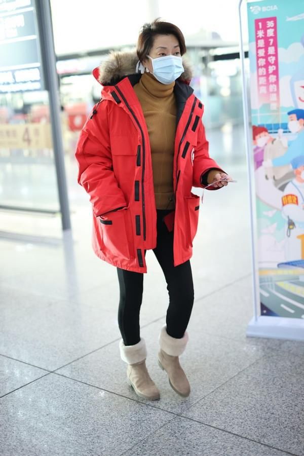 奔六的毛阿敏也老了，防风羽绒服配鲨鱼裤，不见歌坛大姐大风范