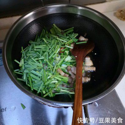  蒜苗|配着这盘蒜苗炒肉，米饭可以吃三大碗