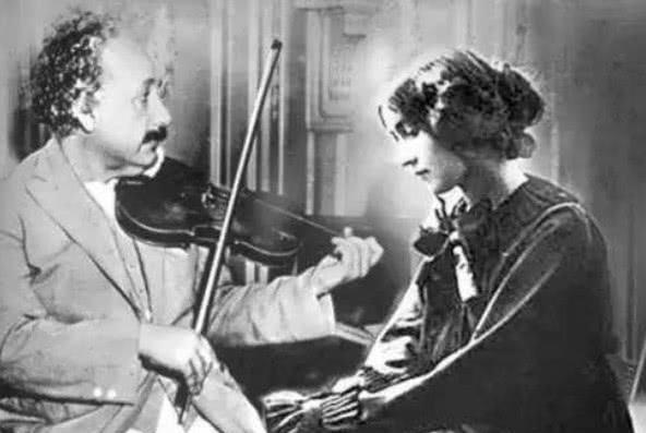 秘密|她是美貌的苏联女间谍,骗取了爱因斯坦的感情,还拿到原子弹秘密