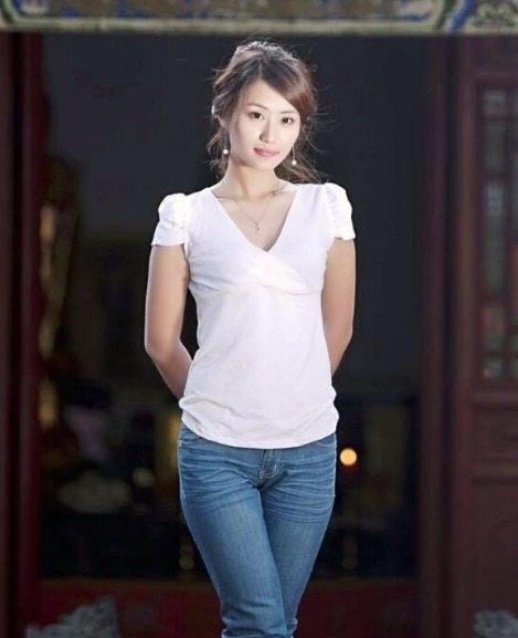 紧身牛仔裤充满了女人优雅气质,随意搭配就很时尚轻松穿出女神范