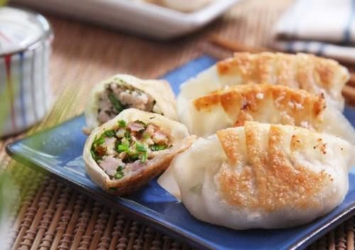 酥脆|煎饺子的时候,别只会傻傻放油,多加一个步骤,饺子酥脆可口