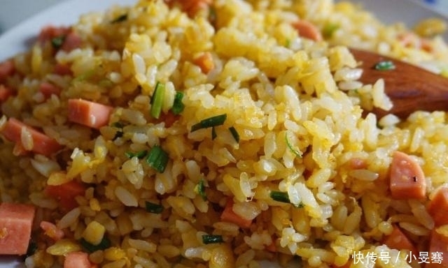 这样做蛋炒饭太好吃了,只需多加这一步,米饭粒粒分开还都裹着蛋