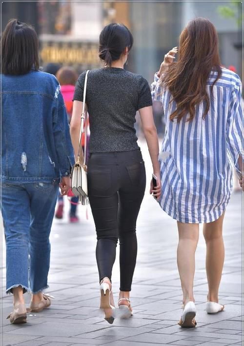 蓝白条纹衬衫裙，简约舒适，青春减龄