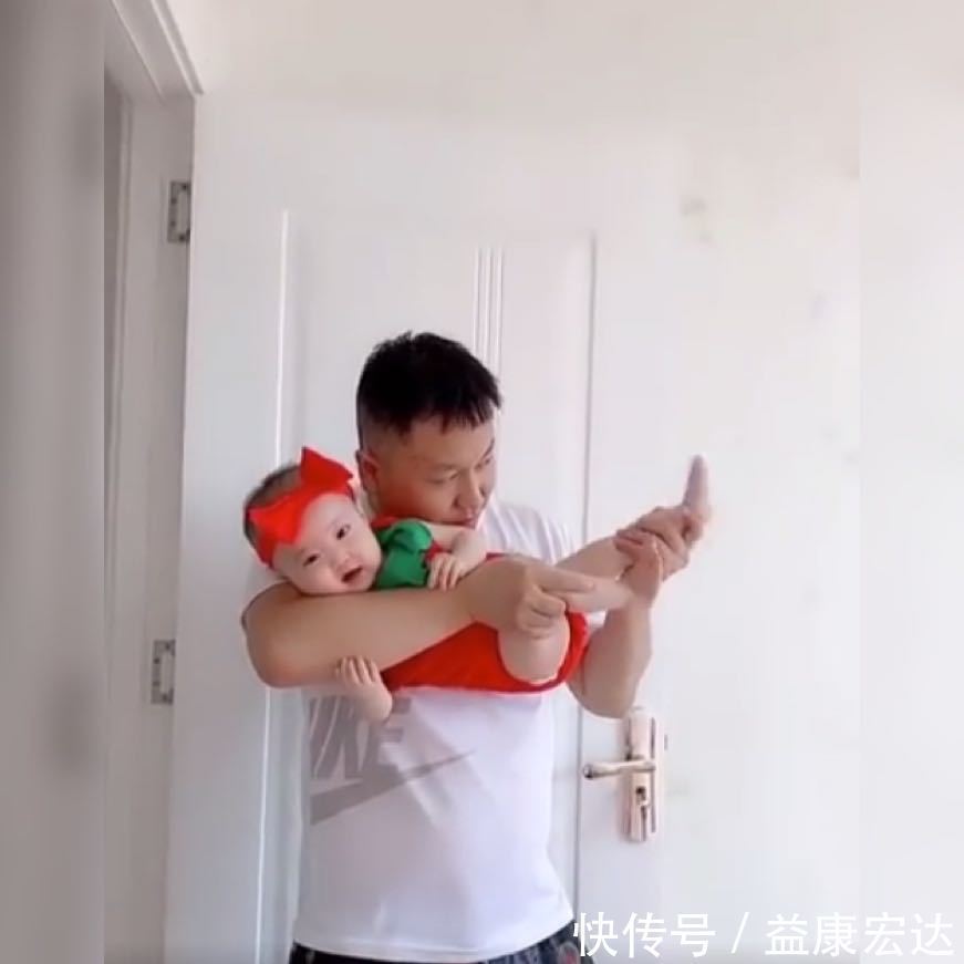 妈妈|萌娃任由爸爸将自己摆弄成“狙击枪”火了,网友爸爸比娃还开心
