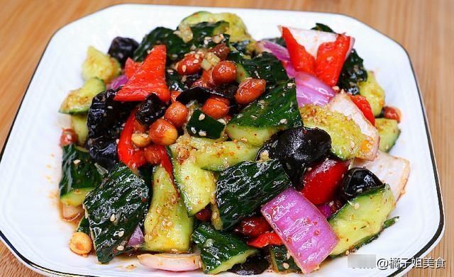 饭店里“凉拌黄瓜”为啥那么好吃大厨多加这一步，比肉还香