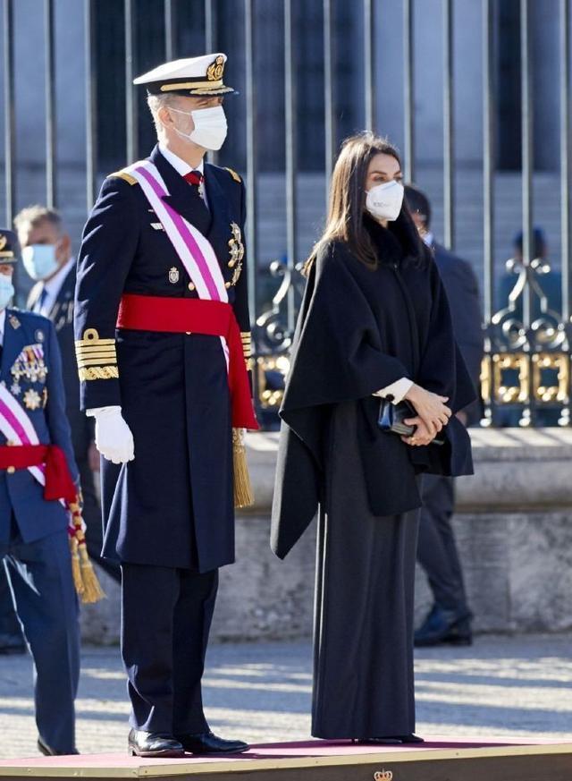 莱蒂齐亚穿黑色斗篷搭灰色裙子, 优雅迷人, 长发飘飘很有淑女范