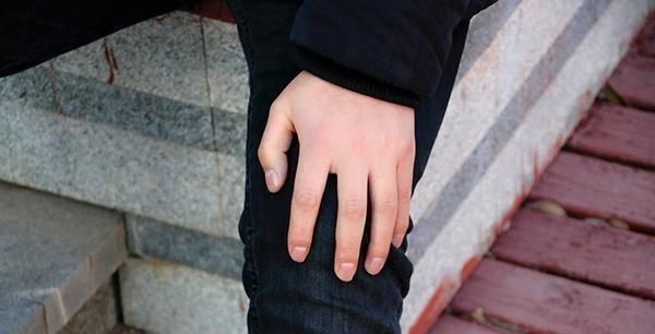 膝关节|膝盖不好，骨科医生教你2个养膝动作，润滑膝关节，减少膝盖磨损