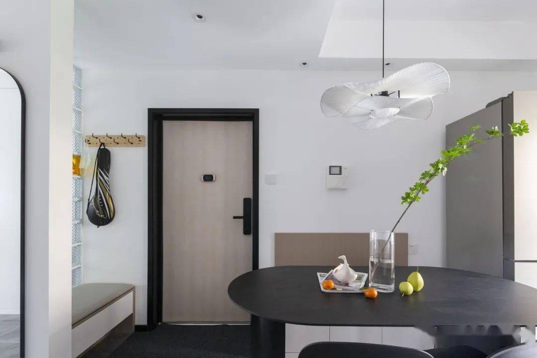 玄关|小夫妻的优雅两居，U型衣帽间真大气，圆形家居内敛又舒适，超美