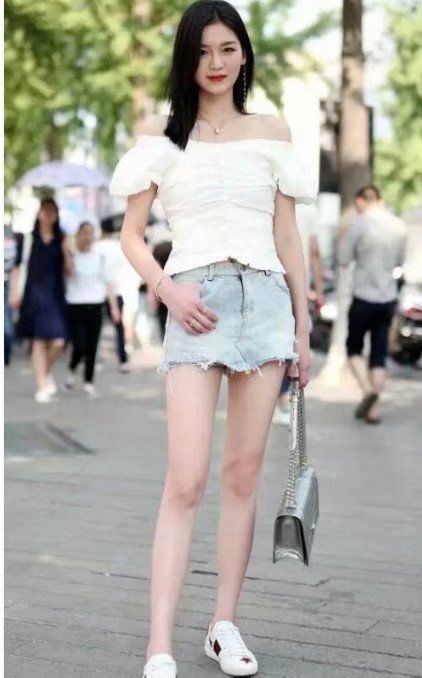 街拍:白色上衣搭配牛仔短裤,小巧的面颊,看起来非常漂亮