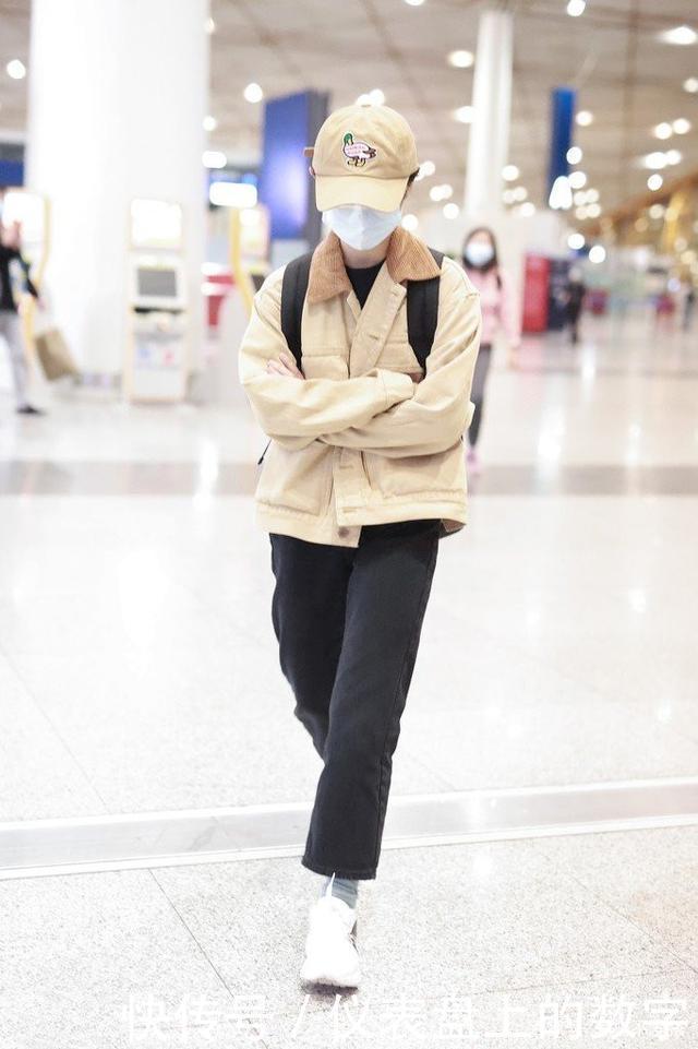 女人少穿西装吧，呆板还容易撞衫！现流行这5件外套，百搭显气质