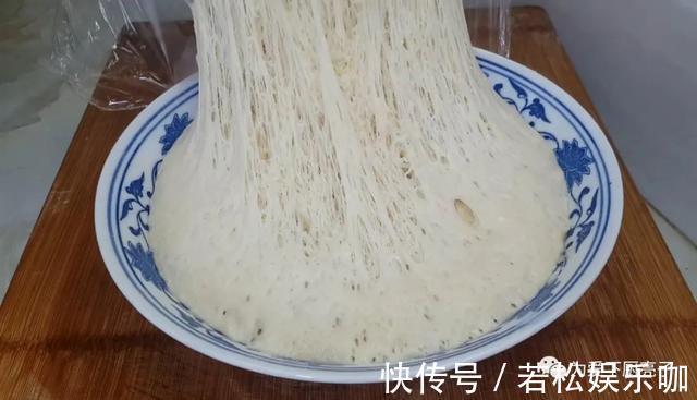 好吃|自制葱油饼的做法，锅里一烙，柔软劲道不油腻，比手抓饼好吃