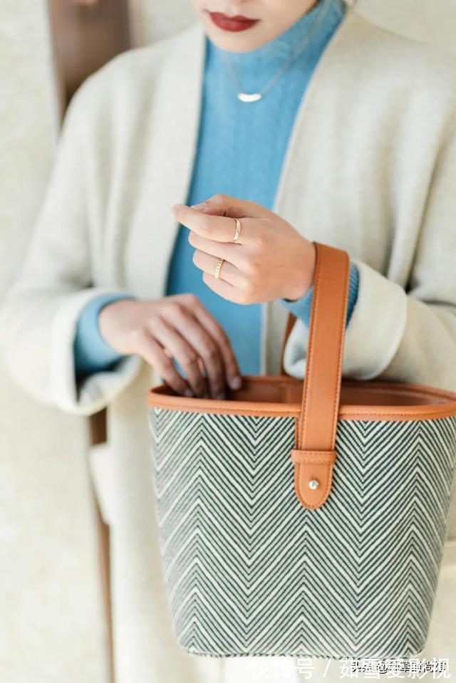 鱼骨纹|别再背烂大街的包了,2021气质又时髦的包包长这样