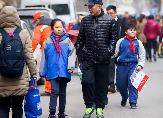 陪伴孩子|幼儿园小孩要接送，高中孩子为什么还要接？家长：孩子大了不放心