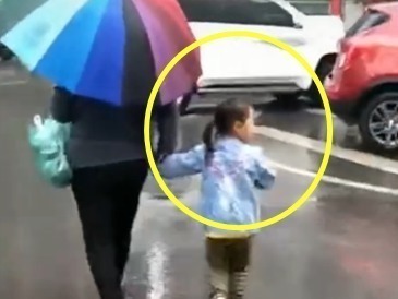 孙女|下雨了，奶奶特意带把大伞接孙女放学，但是“打开方式”好像不对