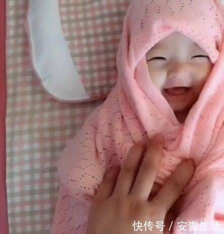 宝妈|宝宝午睡醒了,宝妈想叫宝宝起床,看到宝宝造型后,宝妈笑弯了腰