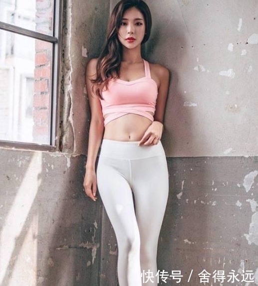 丰满|丰满的小姐姐,搭配上紧身打底裤,展现曼妙身材,呈现视觉美感