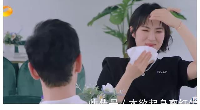 《中餐厅》首播,姚安娜黄晓明生疏尬聊,宁静虽狂但一作用难忽视