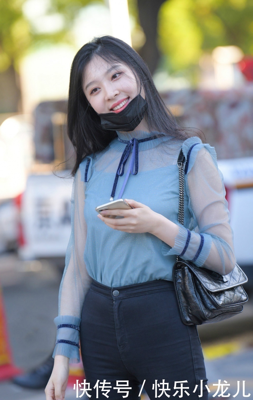 穿搭蓝色T恤搭配深色牛仔裤,时尚魅力无法阻挡