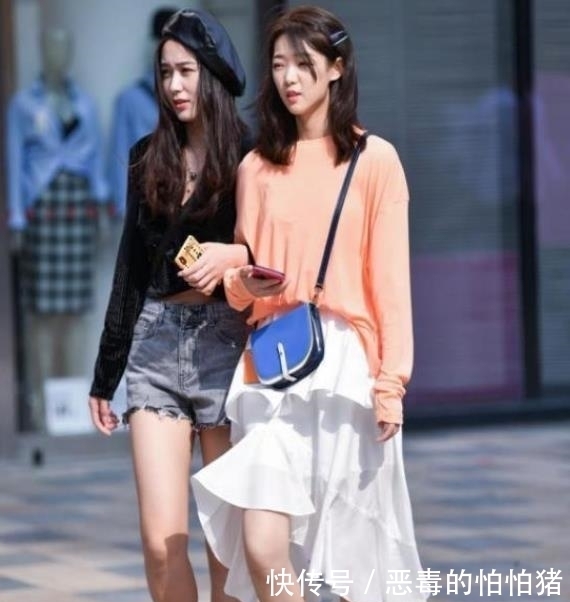 街拍美女小姐姐高颜值身材好，紧身裤的穿搭，显性感魅力