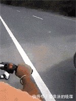 |搞笑GIF：兄弟，你不要着急回家，现在还没到下班时间