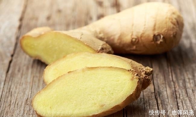 生姜和此物一起泡,每天一杯,排出体内的湿气,面色更红润