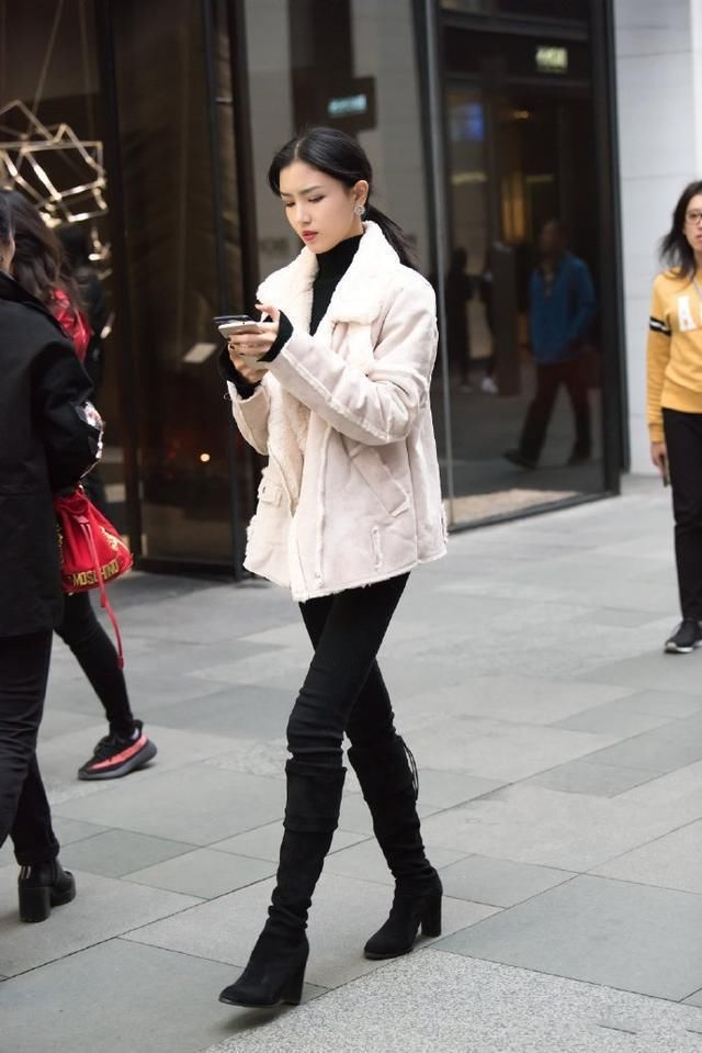 牛仔裤衬托女人的时尚美，修身显瘦彰显你的气质淑女范