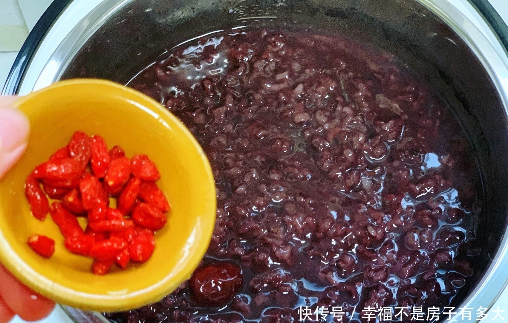 熬粥，紫米别直接下锅煮，多做一步软糯浓郁，把早餐藏在口袋里