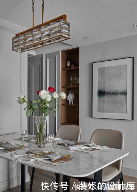 镜面|104平现代风两居室,美式元素护墙板,构建高雅生活空间