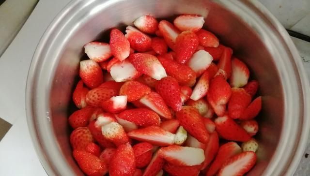  煮草莓罐头放白糖和冰糖有那么重要吗大厨我来教你，一锅不够