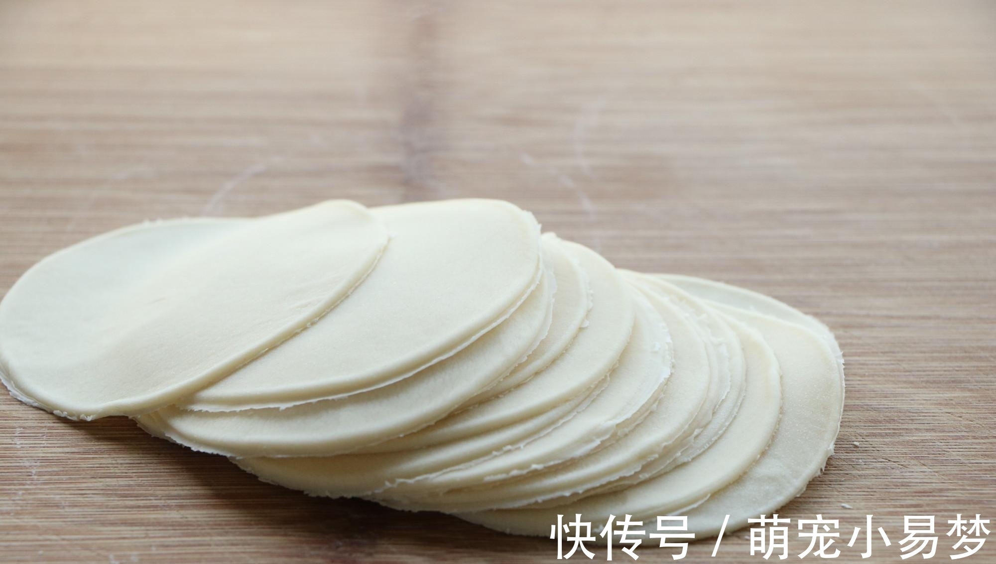 包菜还可以这样吃，皮薄馅大，金黄酥脆，一人吃一盘都不腻，香！