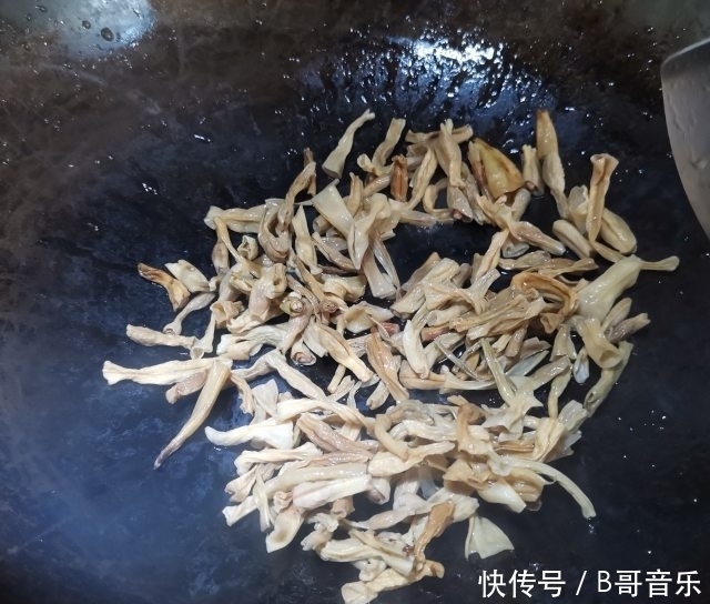 腊肉蒸干豆角,香喷喷的,最下饭