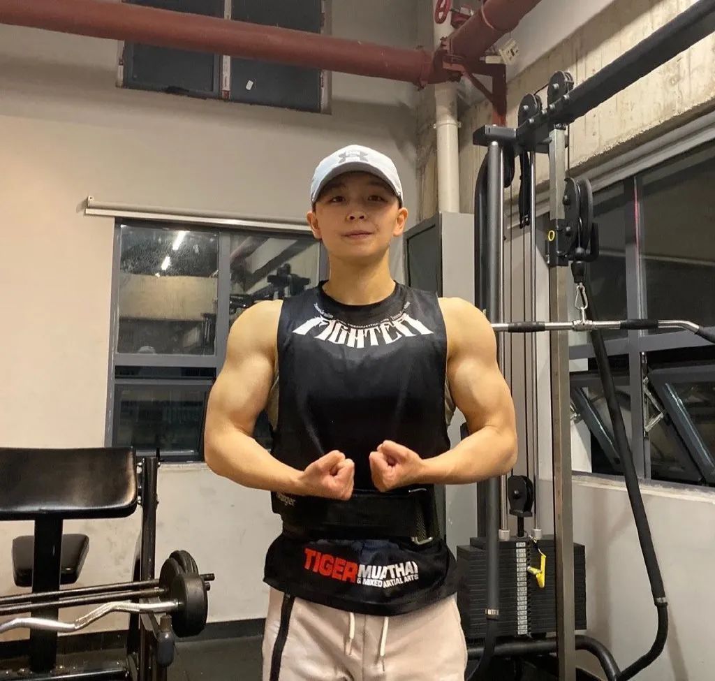 动作|她是最健壮的姑娘拥有麒麟臂、完美腹肌的小姐姐是如何练腹的