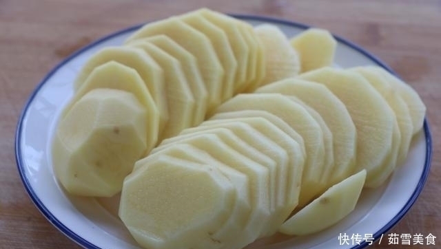 自从学会土豆新吃法，土豆再也不炖了，女儿一口一个停不下来