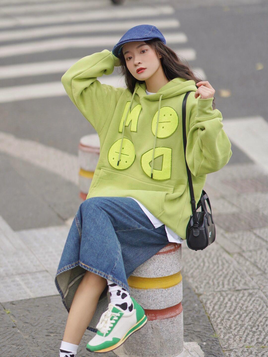 下半身|拯救普通女生!学会这4种搭配,穿卫衣也能美出圈