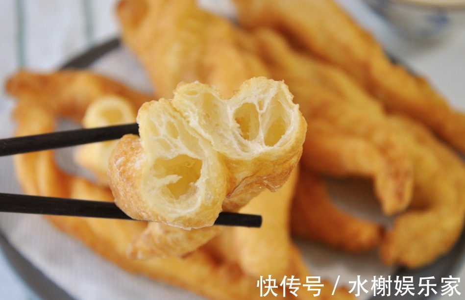 原来油条这么简单，早起给家人炸一盘，外酥里嫩，个个空心