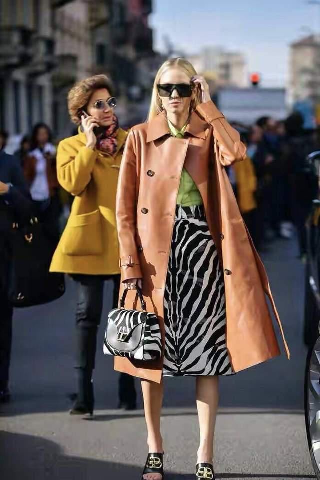  太普通|穿大衣别配阔腿裤啦，太普通！今年流行搭这3条裙子，时髦又高级