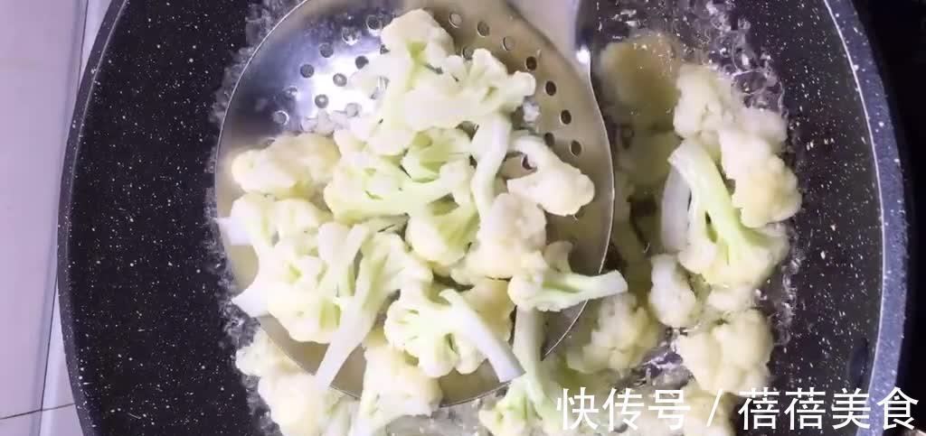 家常版花菜炒肉的做法，鲜嫩爽脆营养健康，香辣咸鲜极其下饭