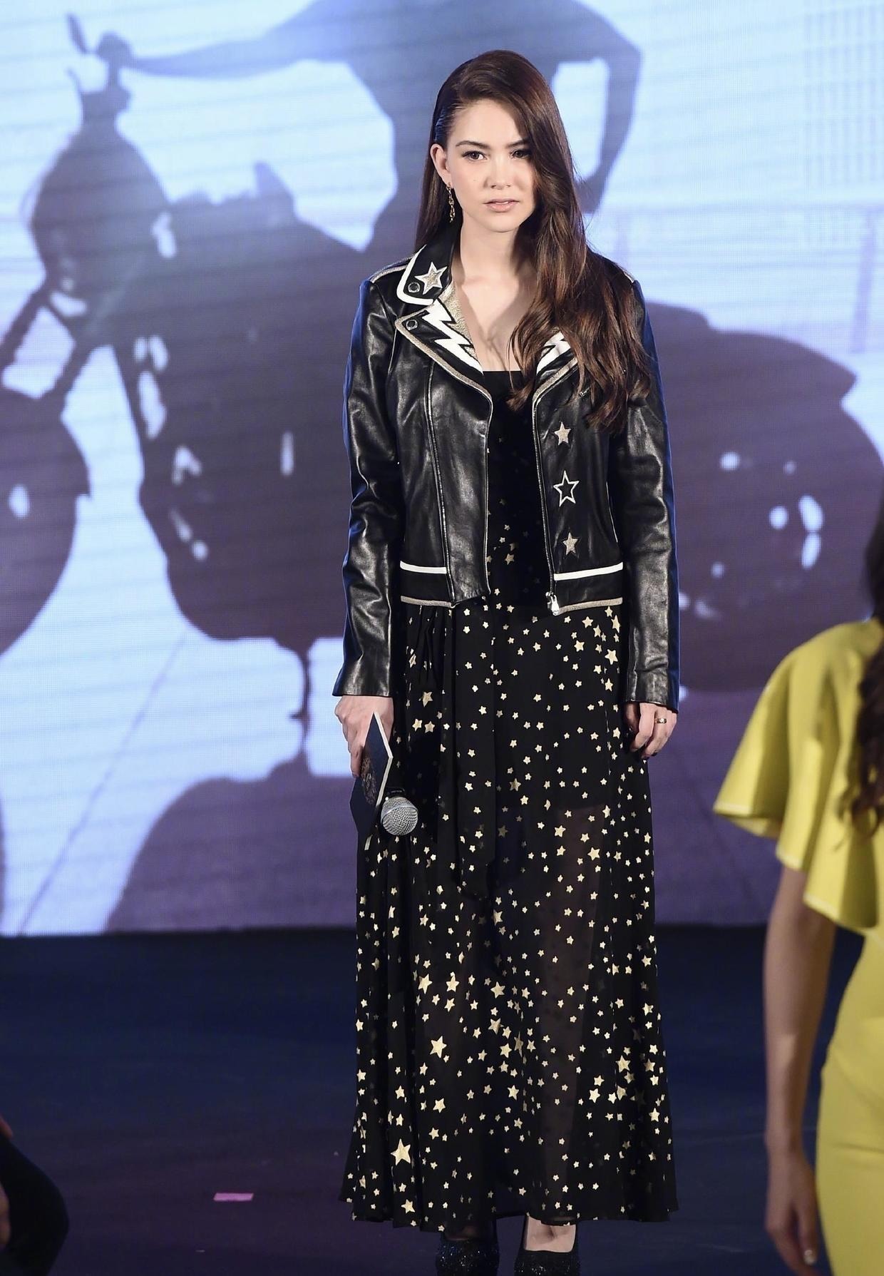 连衣裙|昆凌不愧是天王嫂,牛仔外套搭渔网袜个性洋气,漫画腿绝了