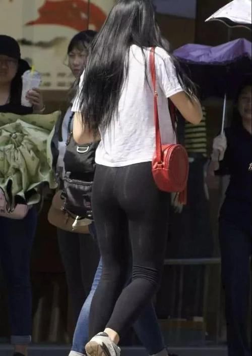 彰显|街拍美女时尚修身紧身裤,穿出好身材,彰显成熟女人味