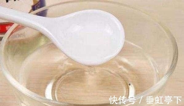 美白|只卖一元的小瓶液体,睡前拿它抹脸,十分钟美白除皱大妈似18少女