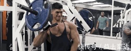 杠铃|动作幅度越大，胸肌中缝越深，几个方法打造沟壑般的胸肌中缝