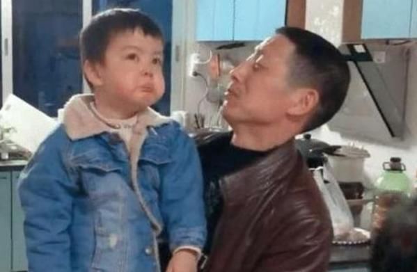 妈妈|“吃醋宝宝”表情火了，只因妈妈多抱了姐姐一会，网友：好酸