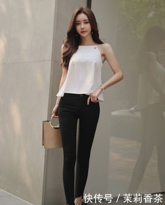 轻松|紧身打底裤小姐姐,打造出婀娜多姿的曲线美,轻松秀出成熟女人味