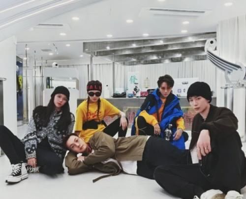 综艺 关系立显?刘雨昕带队友上综艺,全程和她黏在一起,却孤立孔雪儿